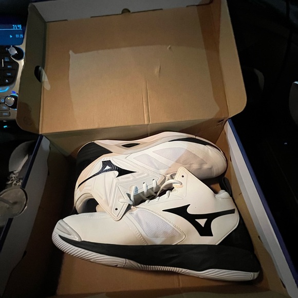 Brand new mizuno volleyball shoes - Picture 5 of 7